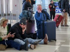 Maskapai membatalkan 900 penerbangan lagi tetapi gangguan akibat badai musim dingin mereda. Inilah yang perlu diketahui