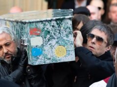 Gambar yang luar biasa menunjukkan Manchester berkumpul untuk mengucapkan selamat tinggal terakhir kepada Mani