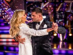 Tess Daly dan Claudia Winkleman dari Strictly memberikan kejutan meriah di tengah pertunjukan terakhir
