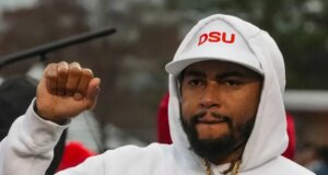 Pelatih Delaware State DeSean Jackson menandatangani kontrak baru