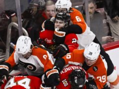 Gol Travis Konecny, help memandu Flyers melewati Blackhawks