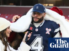 Prescott memimpin Cowboys melewati Komandan yang tergelincir untuk memulai triple-header Natal