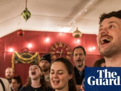 Natal lalu menjadi hidup ketika pub, aula, dan teater di Sheffield merayakan lagu-lagu lokal