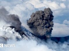 Gunung Etna yang tertutup salju meletus saat pemain ski meluncur menuruni lereng