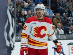 Weegar dari Flames menerima pelanggaran permainan karena mengetuk kaca di kotak penalti