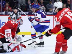 Cole Hutson dari AS ditandu keluar lapangan setelah melakukan pukulan keras terhadap junior dunia