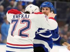 Scott Sabourin dari Lightning keluar vs. Canadiens setelah bertarung dengan Xhekaj