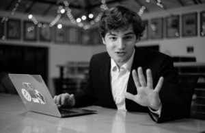 Reporter bintang Stanford membahas budaya startup Silicon Valley yang ‘berendam banyak uang’