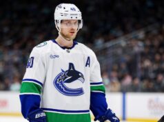 Canucks meneruskan Elias Pettersson untuk kembali vs. Hiu