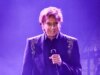 Barry Manilow mengungkap diagnosis kanker paru-paru, membatalkan konser karena operasi