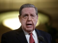 Jeffrey R. Holland, yang selanjutnya memimpin gereja Mormon, meninggal pada usia 85 tahun