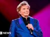 Barry Manilow akan menjalani operasi untuk ‘titik kanker’ di paru-parunya
