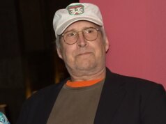 Chevy Chase ‘pada dasarnya bangkit dari kematian’ setelah ketakutan jantung dan rawat inap pada tahun 2021