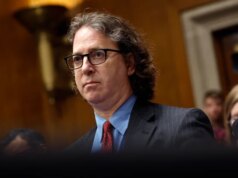 Hakim menghalangi Trump mencabut izin keamanan dari pengacara untuk saat ini