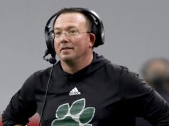 Universitas Ohio mempekerjakan pelatih untuk menggantikan Brian Smith, yang keluar dari sekolah secara kontroversial