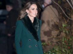 Kate Middleton memberikan kejutan dengan duet piano bersama putrinya, Putri Charlotte, untuk lagu Natal