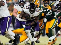 Derrick Henry mencetak empat TD, Ravens mengalahkan Packers untuk tetap hidup