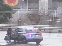 PERHATIKAN: Video menunjukkan tersangka mendorong polisi ke darat sebelum mencuri kapal patroli pada Hari Natal