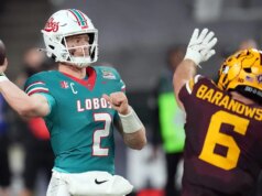 Penggemar sepak bola kampus tergila-gila dengan seragam permainan mangkuk di New Mexico