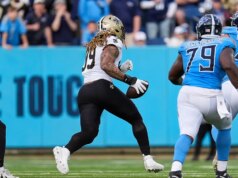 Bintang Saints merebut bola dari QB rookie Titans, mencetak landing