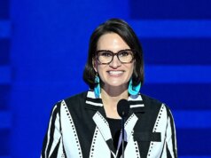 Kandidat Senat Minnesota mengenakan jilbab saat berkunjung ke pasar Somalia saat skandal penipuan terungkap