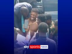 Joshua membantu dari kendaraan setelah kecelakaan mobil deadly di Nigeria