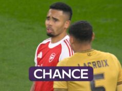 Jesus nyaris mencetak gol saat sundulannya melewati tiang gawang!