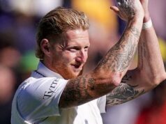 Inggris mengatasi kekacauan ini untuk memberikan keceriaan Natal kepada para penggemarnya