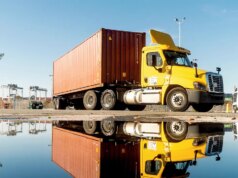 Pengemudi truk migran menuntut California DMV atas pembatalan SIM komersial