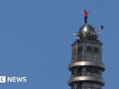 O alpinista Alex Honnold escala arranha-céu de 101 andares sem equipamento de segurança