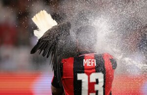 Famoso OGC Bela mascote e treinador de águia atingido por sprinkler