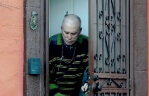 O careca Mickey Rourke, 73, vai ao Taco Bell na casa de Los Angeles e enfrenta despejo por mais de US $ 60 mil de aluguel não pago