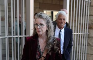 Melissa Gilbert, com cara de pedra, fica ao lado do marido Timothy Busfield quando ela é vista entrando no tribunal com uma roupa inspirada na pradaria antes da audiência de fiança