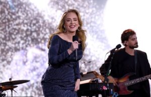 Adele ultrapassa Whitney Houston e 21 se torna o álbum feminino mais vendido de todos os tempos, com vendas atingindo impressionantes 56 milhões