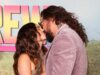 Jason Momoa, 46, é um namorado amoroso ao dar à namorada Adria Arjon, 33, sua jaqueta depois que eles se beijaram ardentemente na estreia de The Wrecking Crew