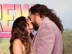 Jason Momoa, 46, é um namorado amoroso ao dar à namorada Adria Arjon, 33, sua jaqueta depois que eles se beijaram ardentemente na estreia de The Wrecking Crew