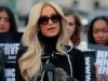 Paris Hilton relembra o ‘abuso’ que sofreu após o vazamento de uma fita de sexo de 2004 enquanto protestava contra deepfakes de IA