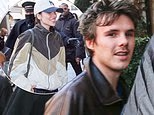 Cruz Beckham, 20, e sua namorada Jackie Apostel, 30, aproveitam a Paris Vogue Week enquanto ignoram o drama em torno de seu irmão Brooklyn