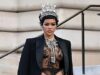 Teyana Taylor fica sem sutiã em um vestido de renda transparente enquanto ela e Demi Moore lideram o glamour da lista A no desfile da Schiaparelli na Paris Haute Couture Trend Week