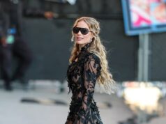 Margot Robbie canaliza seu personagem de Wuthering Heights em um dramático vestido de renda transparente ao chegar para Jimmy Kimmel Stay