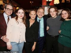 Sarah Jessica Parker faz o raro movimento de posar com seus três filhos e também com o marido Matthew Broderick