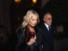 Kate Moss parece em festa enquanto se dirige para a festa da Saint Laurent Paris Haute Couture Vogue Week após sua deslumbrante aparição na primeira fila