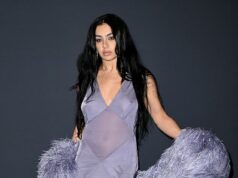 Charli XCX está ‘aberta’ a gravar uma música para a franquia de filmes de James Bond, embora a cantora da Apple não ache que ela será considerada, pois usa ‘muito auto-tune’