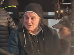 Johnny Depp parece completamente irreconhecível ao ser visto pela primeira vez no set de filmagem de Ebenezer: A Christmas Carol com Andrea Riseborough