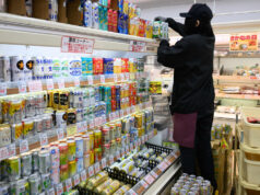 A inflação no Japão esfria para 2,1%, o nível mais baixo desde março de 2022, mas os preços do arroz se aproximam das eleições