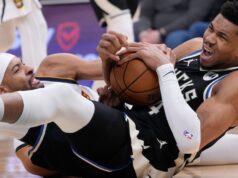 Antetokounmpo do Bucks sai tarde com lesão na panturrilha na derrota para o Nuggets