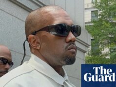 Kanye West publica anúncio de página inteira se desculpando por comportamento antissemita e negando ser nazista