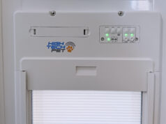 Tentei uma porta automática de enrolar para animais de estimação e foi a solução doméstica inteligente que eu não sabia que precisava