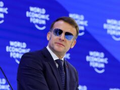 Assista: Trump zomba dos óculos de sol de Macron em discurso em Davos