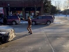 Vídeos e relatos de testemunhas de tiroteios mortais em desacordo com declarações oficiais